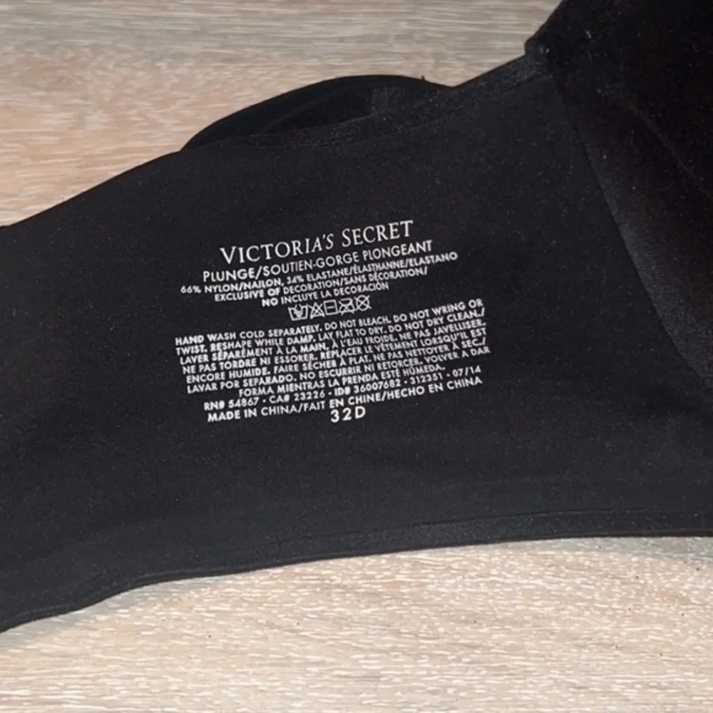 Victoria’s Secret Black Plunge Padded‎ Push Up Bra 32D